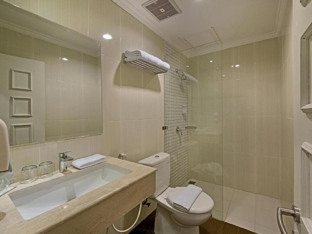 Whiz Prime Hotel Darmo Harapan Surabaya Exterior foto