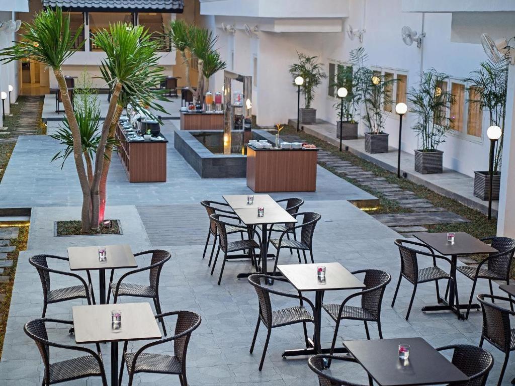 Whiz Prime Hotel Darmo Harapan Surabaya Exterior foto