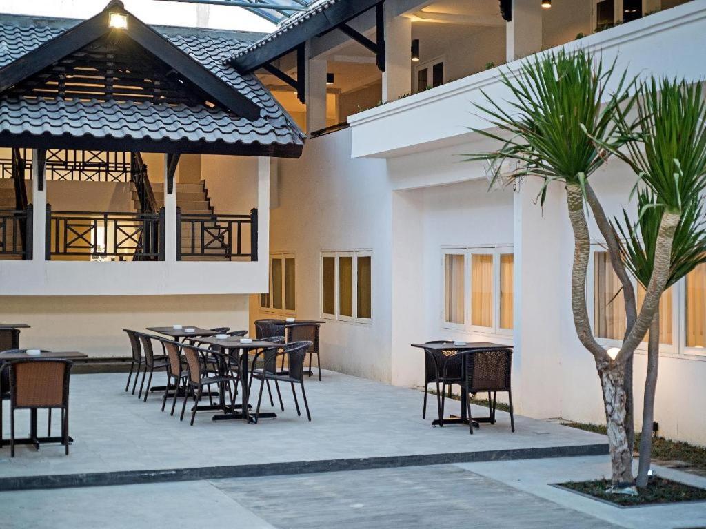 Whiz Prime Hotel Darmo Harapan Surabaya Exterior foto