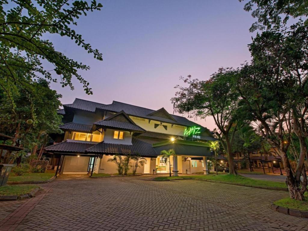 Whiz Prime Hotel Darmo Harapan Surabaya Exterior foto