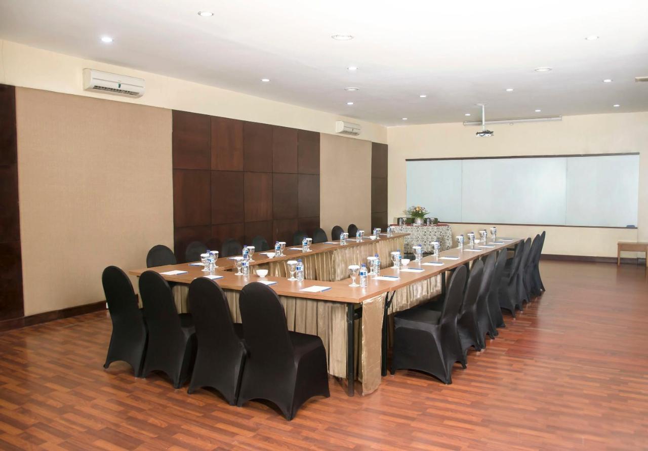 Whiz Prime Hotel Darmo Harapan Surabaya Exterior foto
