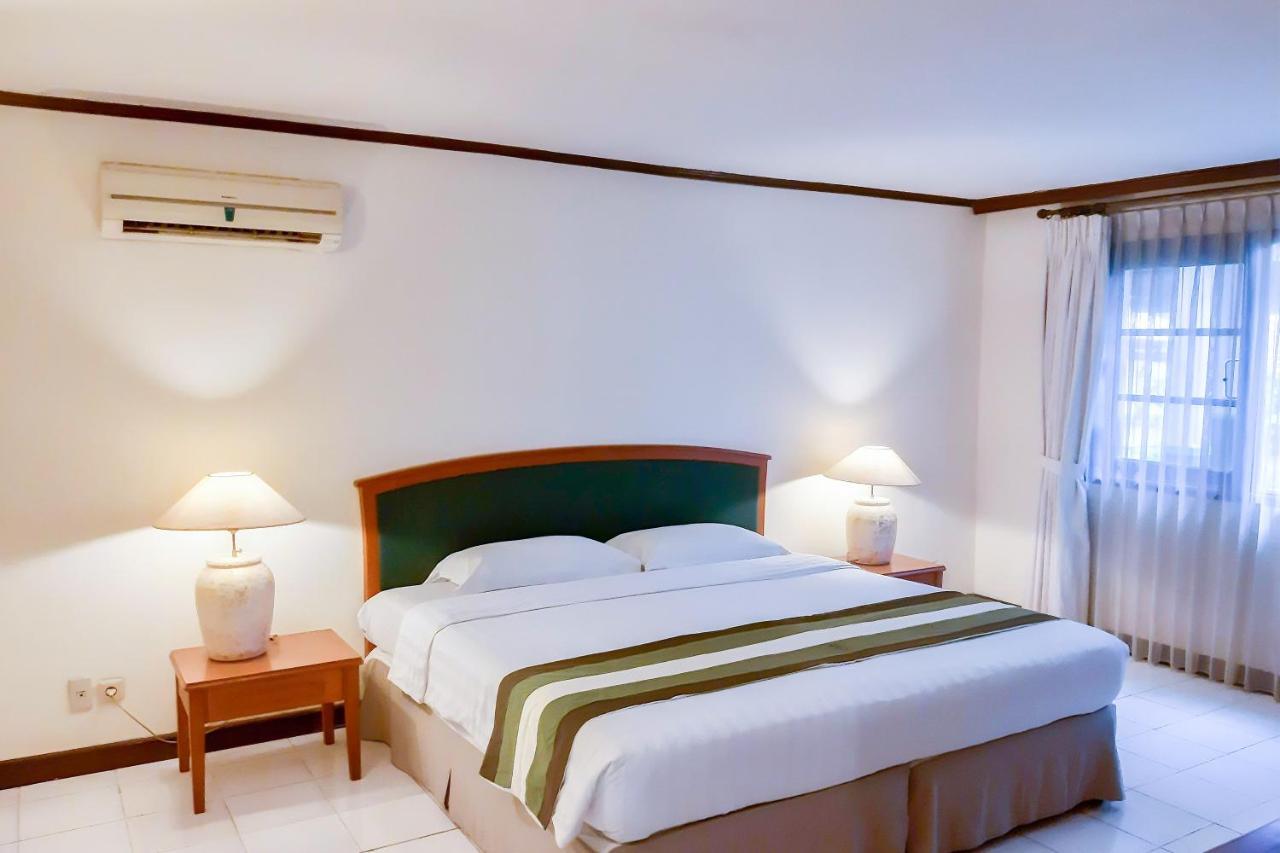 Whiz Prime Hotel Darmo Harapan Surabaya Zimmer foto
