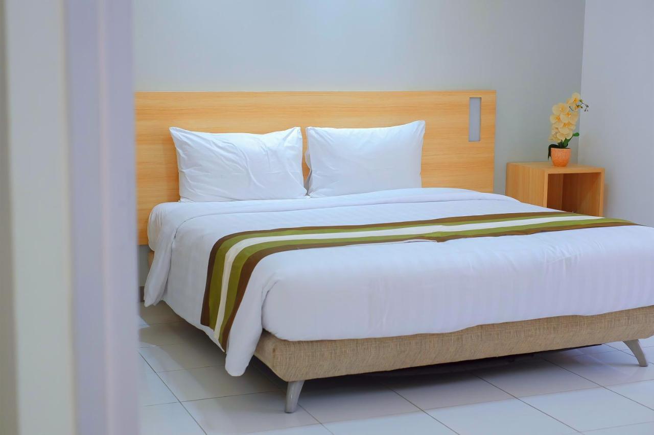 Whiz Prime Hotel Darmo Harapan Surabaya Exterior foto