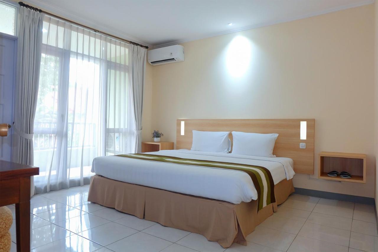 Whiz Prime Hotel Darmo Harapan Surabaya Exterior foto
